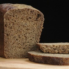 Ein direkter Vergleich: Brotmesser vs. Brotschneidemaschine